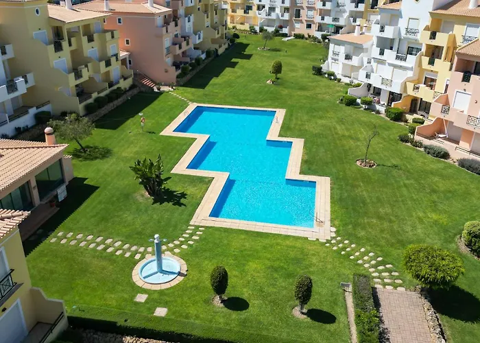 #310 Family Pool & Nearby Branqueira
